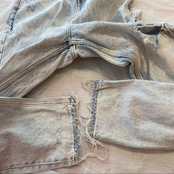 Abercrombie & Fitch High Rise Mom Jean Distressed Acid Wash size 28 / 6 - Picture 3 of 10